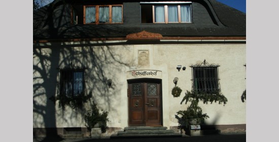 Wappenrelief und Stadelfenster Gut Schafferhof - Bild 1