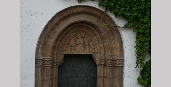 Kirchenportal mit Tympanon ehem. Spitalskirche - Bild 1
