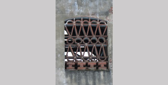 Ziegelgitterfenster ehemaliger Stadel Gut Farrach - Bild 3