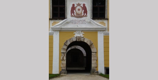 Portal & Giebelsegment Schloss Grafenstein - Bild 1