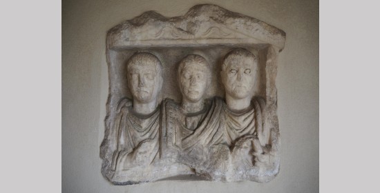 Römerzeitliches Grabrelief einer Familie - Bild 5