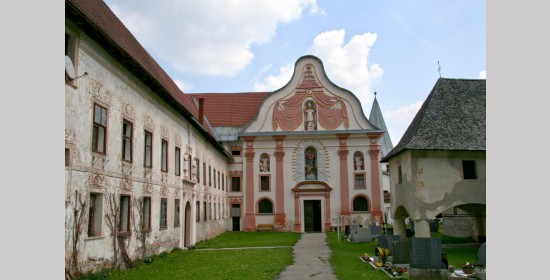 Westfassade Pfarr- und ehem. Stiftskirche Mariae Himmelfahrt - Bild 1