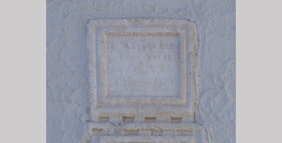 Gedenkinschrift und Wappenstein am Pfarrhaus Paternion - Bild 3