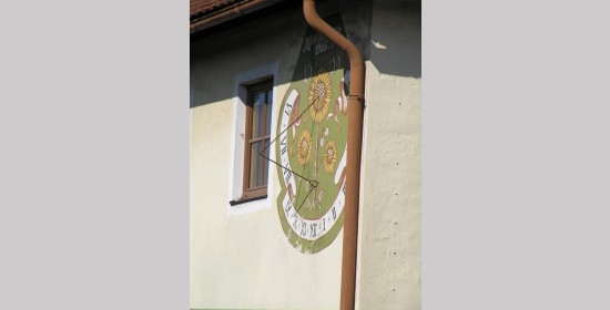 Sonnenuhr am Haus St. Benedikt - Bild 3